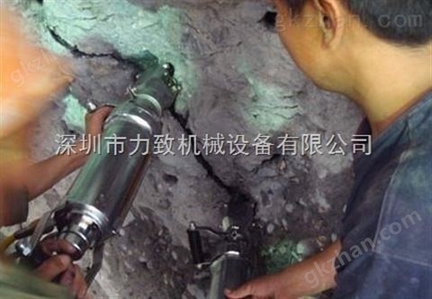 万喜堂app下载官方入口 城市开挖下水管道遇岩体拆除机械液压分裂机