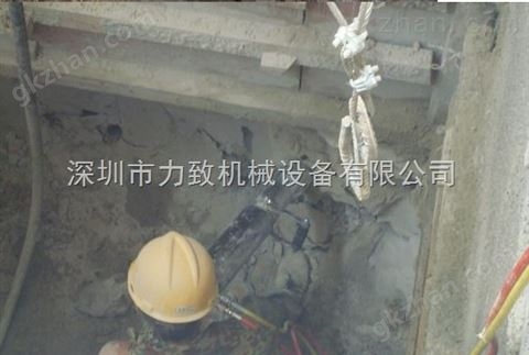 万喜堂app下载官方入口 城市开挖下水管道遇岩体拆除机械液压分裂机